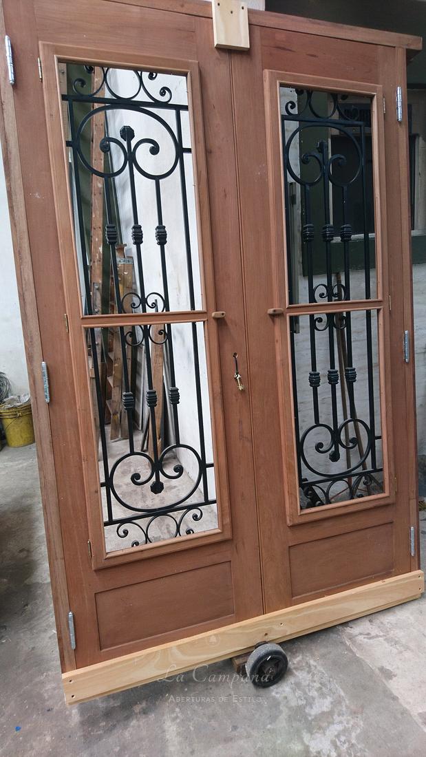 Puerta doble con reja